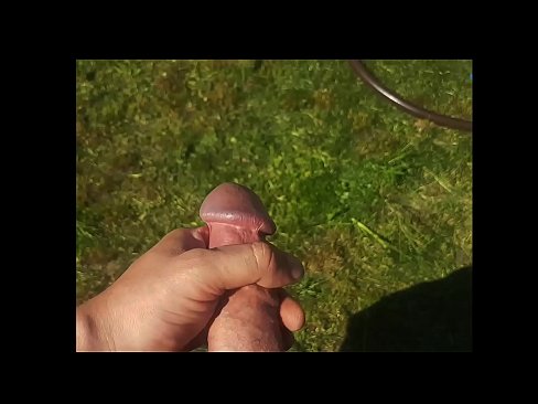 ❤️ Hottie beroa bere pussy arrosa izorratu egiten du eta udako lorategi batean squirt batekin esperma egiten du ️❌ Kalitatezko sexua gugan ☑