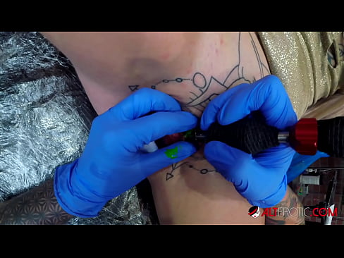 ❤️ Sully Savage-k izugarri tatuatu zuen klitorian tatuaje bat egin zuen ️❌ Kalitatezko sexua gugan ☑