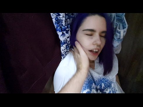 ❤️ Nire ahizpa armairuan aurkitu eta lagundu zion esperma ️❌ Kalitatezko sexua gugan ☑