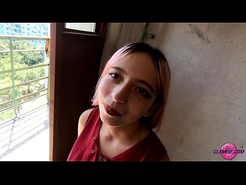 ❤️ Ikasle sentsuak arrotz bat zurrupatzen du kanpoaldean - Cum On His Face ️❌ Kalitatezko sexua gugan ☑